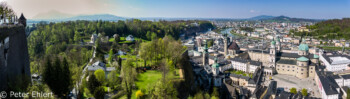 Blick auf die Altstadt mit Freyschlösschen am Mönchsberg  Salzburg Salzburg Österreich by Peter Ehlert in Salzburg mit Schloss Hellbrunn