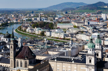 Blick auf die Altstadt  Salzburg Salzburg Österreich by Peter Ehlert in Salzburg mit Schloss Hellbrunn