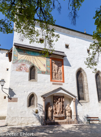 Schlosshof mit Sonnenuhr  Salzburg Salzburg Österreich by Peter Ehlert in Salzburg mit Schloss Hellbrunn