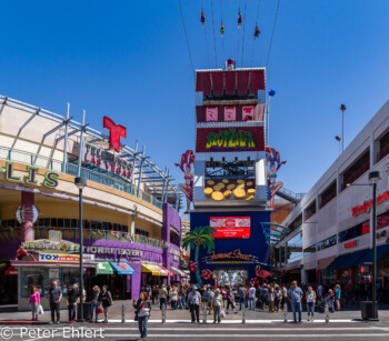 Menschen am Seil  Las Vegas Nevada USA by Peter Ehlert in Las Vegas Downtown