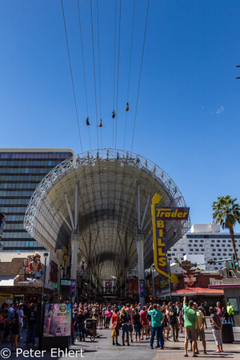 Menschen am Seil  Las Vegas Nevada USA by Peter Ehlert in Las Vegas Downtown