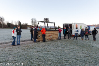 Auspacken des Korbes  Greiling Bayern Deutschland by Peter Ehlert in Ballonfahrt im Winter