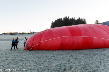 Füllen des Ballons mit Luft   Greiling Bayern Deutschland by Peter Ehlert in Ballonfahrt im Winter