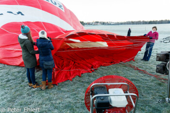 Füllen des Ballons mit Luft   Greiling Bayern Deutschland by Peter Ehlert in Ballonfahrt im Winter