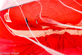 Füllen des Ballons mit Luft   Greiling Bayern Deutschland by Peter Ehlert in Ballonfahrt im Winter