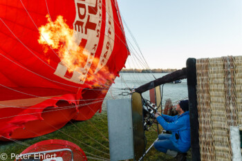 Befüllen des Ballons mit Heißluft  Greiling Bayern Deutschland by Peter Ehlert in Ballonfahrt im Winter