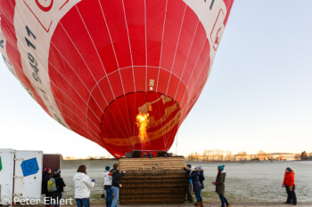 Aufrichten des Korbes   Greiling Bayern Deutschland by Peter Ehlert in Ballonfahrt im Winter