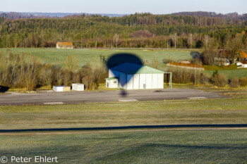 Schatten des Ballons auf Hangar  Greiling Bayern Deutschland by Peter Ehlert in Ballonfahrt im Winter