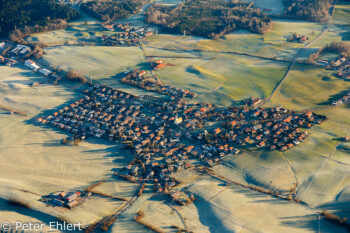 Ortschaft mit Kirche  Waakirchen Bayern Deutschland by Peter Ehlert in Ballonfahrt im Winter