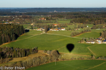 Schatten auf der Wiese  Gmund Bayern Deutschland by Peter Ehlert in Ballonfahrt im Winter