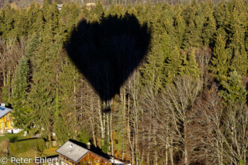 Schatten auf Wald  Waakirchen Bayern Deutschland by Peter Ehlert in Ballonfahrt im Winter