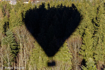 Schatten auf Wald  Waakirchen Bayern Deutschland by Peter Ehlert in Ballonfahrt im Winter