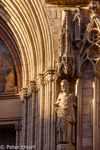 Portaldetails der Basilica Santa María del Mar  Barcelona Catalunya Spanien by Peter Ehlert in Barcelonas Kirchen