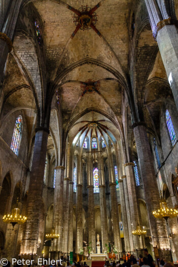 Hauptschiff  Barcelona Catalunya Spanien by Peter Ehlert in Barcelonas Kirchen
