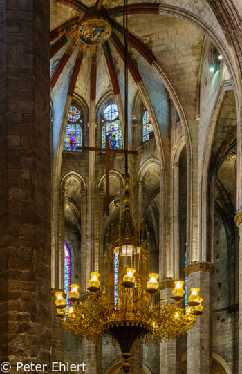 Leuchter und Kreuz  Barcelona Catalunya Spanien by Peter Ehlert in Barcelonas Kirchen