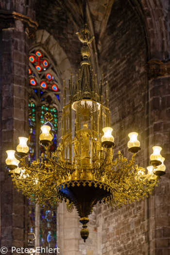 Leuchter mit Figur  Barcelona Catalunya Spanien by Peter Ehlert in Barcelonas Kirchen