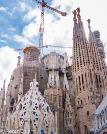 Türme und Baukräne  Barcelona Catalunya Spanien by Lara Ehlert in Barcelonas Kirchen