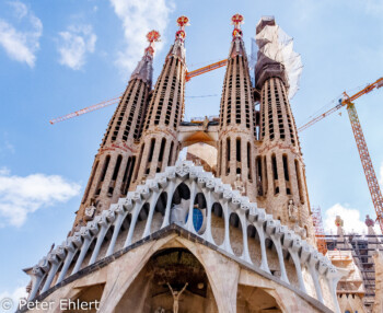 Noch unvollständige Passionsfassade  Barcelona Catalunya Spanien by Lara Ehlert in Barcelonas Kirchen