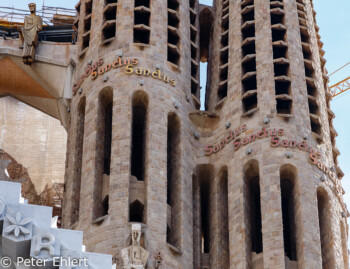 Sanctus Schrift auf Türmen  Barcelona Catalunya Spanien by Peter Ehlert in Barcelonas Kirchen