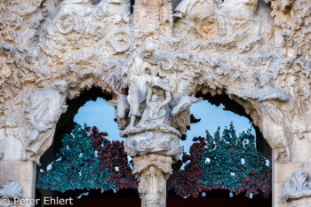 Details der Geburtsfassade  Barcelona Catalunya Spanien by Peter Ehlert in Barcelonas Kirchen