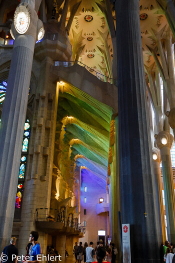 Blau-grüne Fensterseite  Barcelona Catalunya Spanien by Peter Ehlert in Barcelonas Kirchen