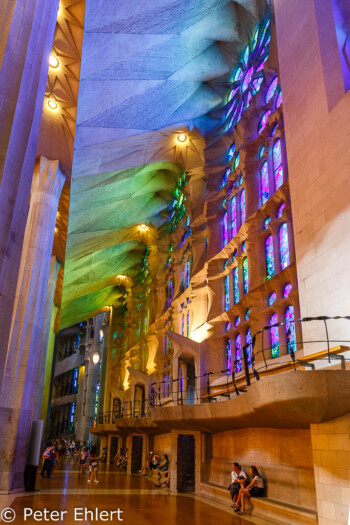 Blau-grüne Fensterseite  Barcelona Catalunya Spanien by Peter Ehlert in Barcelonas Kirchen