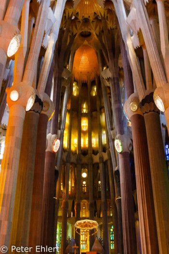 Mittelschiff mit Altar  Barcelona Catalunya Spanien by Lara Ehlert in Barcelonas Kirchen