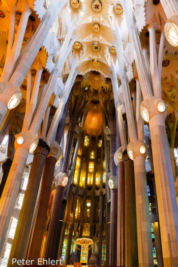 Mittelschiff mit Altar  Barcelona Catalunya Spanien by Peter Ehlert in Barcelonas Kirchen