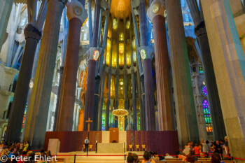 Mittelschiff mit Altar  Barcelona Catalunya Spanien by Peter Ehlert in Barcelonas Kirchen