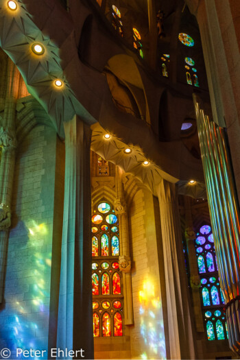Blau-grüne Fensterseite  Barcelona Catalunya Spanien by Lara Ehlert in Barcelonas Kirchen