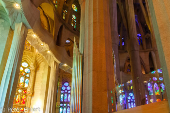 Blau-grüne Fensterseite  Barcelona Catalunya Spanien by Lara Ehlert in Barcelonas Kirchen