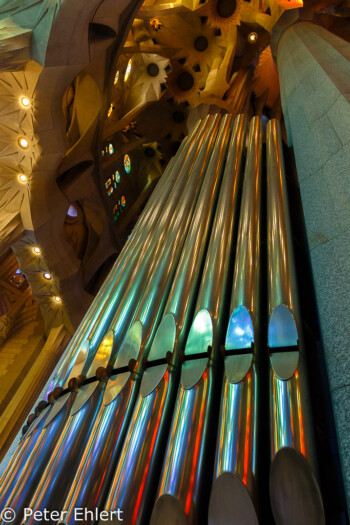 Reflektionen auf Orgelpfeiffen  Barcelona Catalunya Spanien by Peter Ehlert in Barcelonas Kirchen