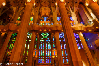 Blau-grüne Fensterseite  Barcelona Catalunya Spanien by Peter Ehlert in Barcelonas Kirchen