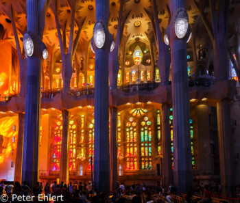 Gelb-rote Fensterseite  Barcelona Catalunya Spanien by Peter Ehlert in Barcelonas Kirchen