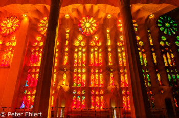 Gelb-rote Fensterseite  Barcelona Catalunya Spanien by Peter Ehlert in Barcelonas Kirchen