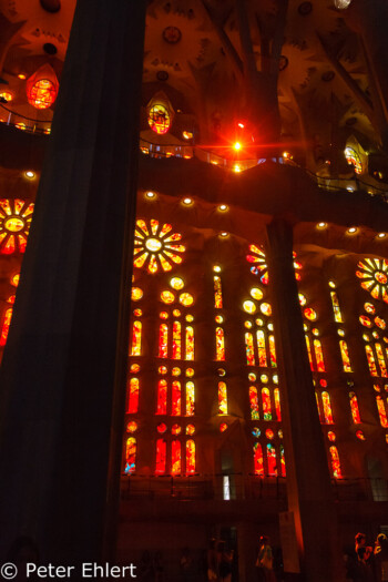 Gelb-rote Fensterseite  Barcelona Catalunya Spanien by Lara Ehlert in Barcelonas Kirchen