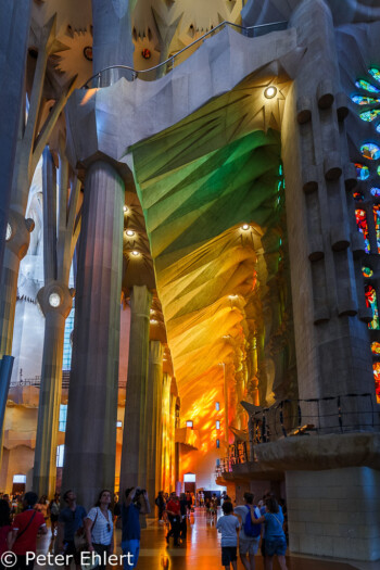 Blau-grüne Fensterseite  Barcelona Catalunya Spanien by Peter Ehlert in Barcelonas Kirchen