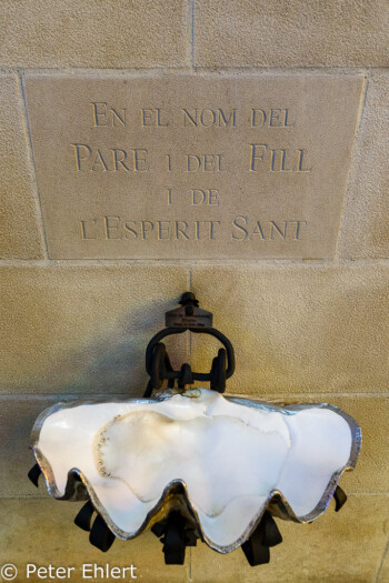 Becken für Weihwasser  Barcelona Catalunya Spanien by Peter Ehlert in Barcelonas Kirchen