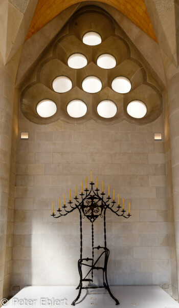 Leuchter in Seitenschiff  Barcelona Catalunya Spanien by Peter Ehlert in Barcelonas Kirchen