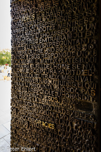 Tür Passionsseite  Barcelona Catalunya Spanien by Peter Ehlert in Barcelonas Kirchen