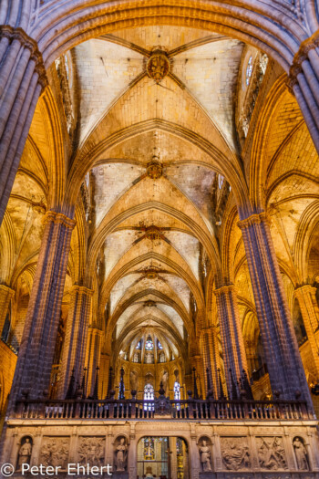 Hauptschiff  Barcelona Catalunya Spanien by Peter Ehlert in Barcelonas Kirchen