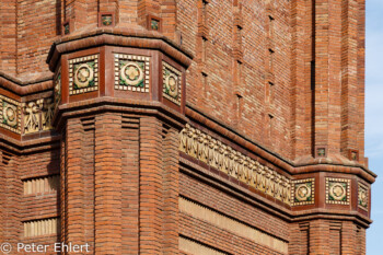 Backsteinbogen  Barcelona Catalunya Spanien by Peter Ehlert in Barcelona Stadtrundgang