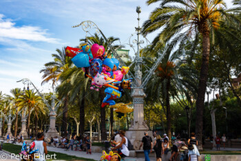 Verkäufer mit bunten Luftballons  Barcelona Catalunya Spanien by Peter Ehlert in Barcelona Stadtrundgang