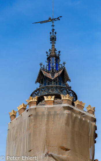 Eingerüsteter Turm mit Wetterfahne und Zinnen  Barcelona Catalunya Spanien by Peter Ehlert in Barcelona Stadtrundgang