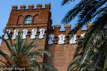 Turm mit Wappen und Zinnen  Barcelona Catalunya Spanien by Peter Ehlert in Barcelona Stadtrundgang