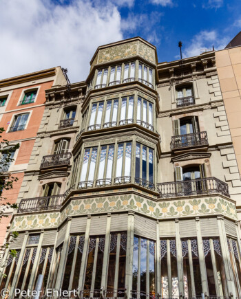Hausfront mit Erker und Verzierungen  Barcelona Catalunya Spanien by Peter Ehlert in Barcelona Stadtrundgang