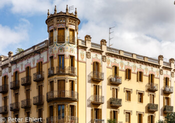 Hausecke mit Turm und bunten Ornamenten  Barcelona Catalunya Spanien by Peter Ehlert in Barcelona Stadtrundgang