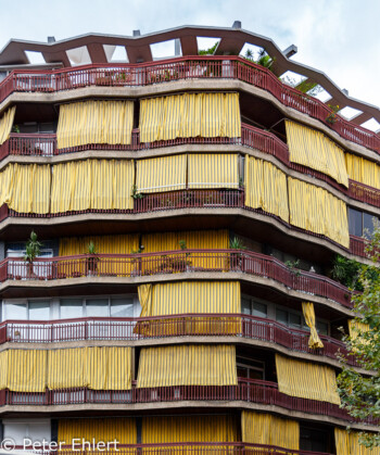 Gelber Sonnenschutz  Barcelona Catalunya Spanien by Peter Ehlert in Barcelona Stadtrundgang