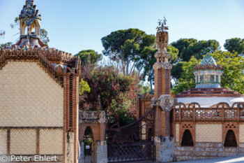 Drachentor am Eingang zur Finca Guell  Barcelona Catalunya Spanien by Peter Ehlert in Barcelona Stadtrundgang