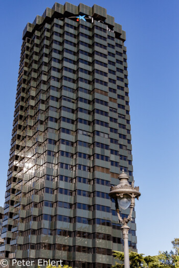 Caixa Hochhaus mit Laterne  Barcelona Catalunya Spanien by Peter Ehlert in Barcelona Stadtrundgang